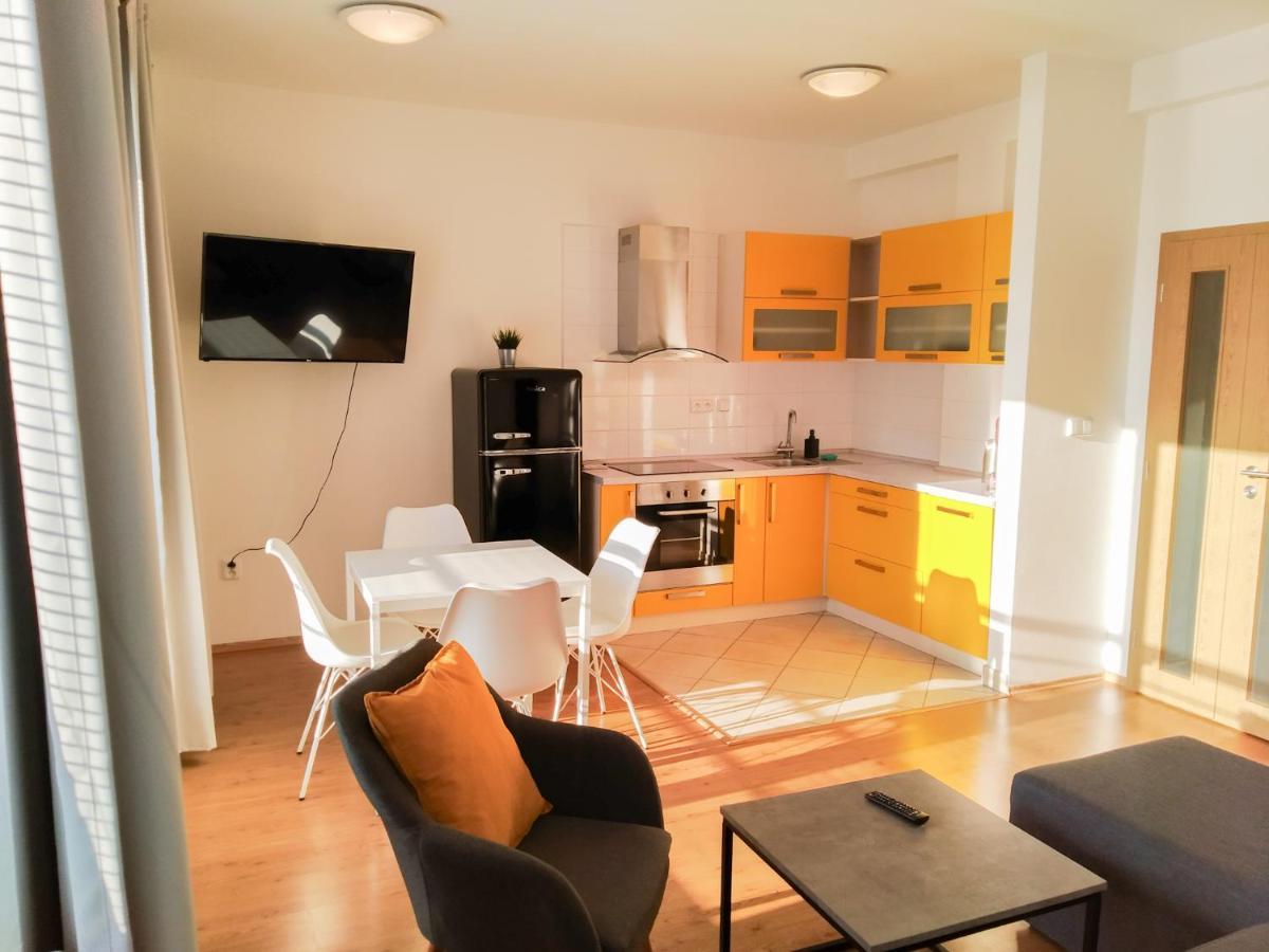 Yellow Apartment Ostrava Dış mekan fotoğraf