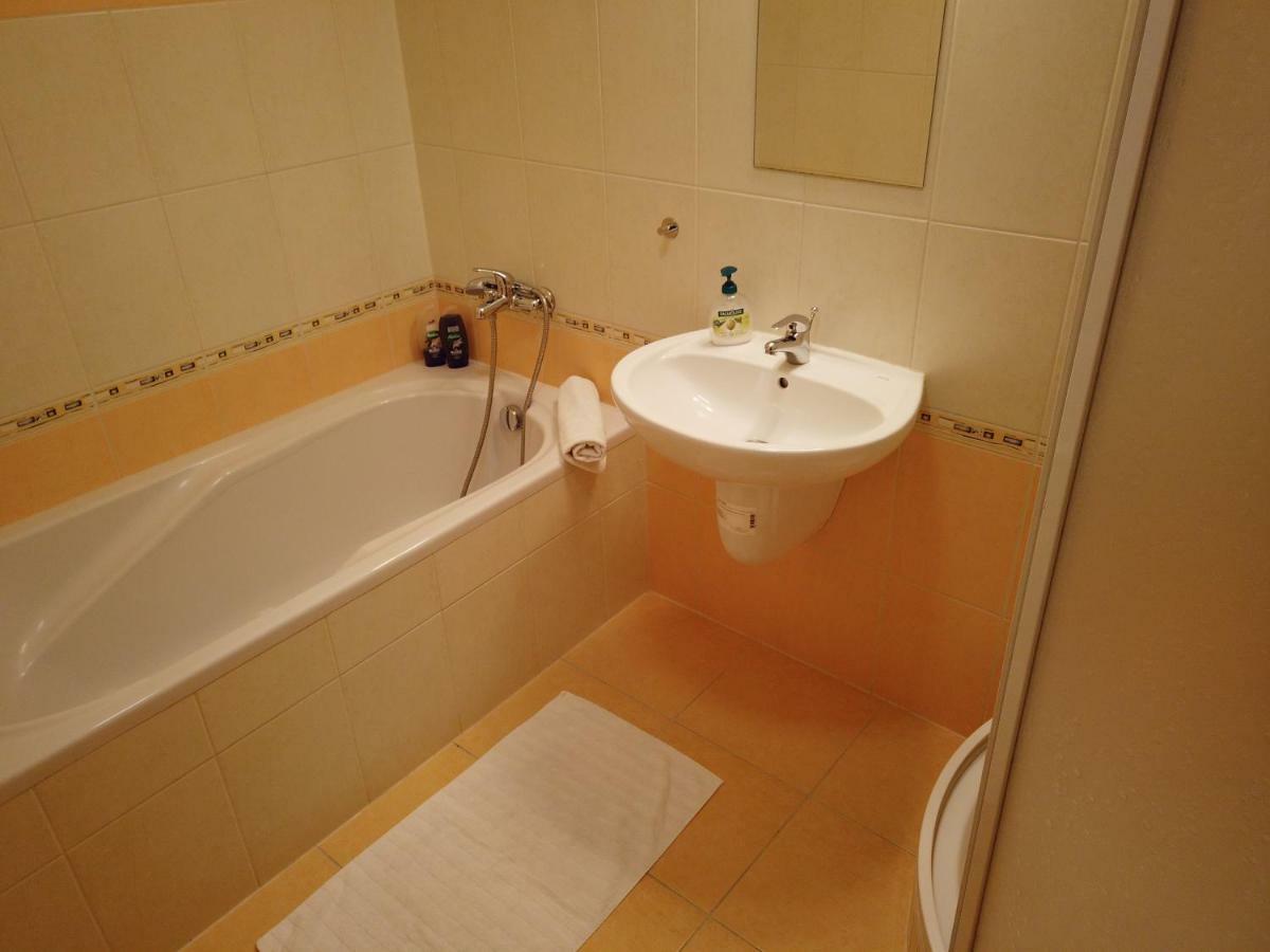 Yellow Apartment Ostrava Dış mekan fotoğraf